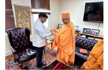 Pujya Divyacharandas Swami, Head Swami of BAPS Shri Swaminarayan Mandir, Los Angeles visited Consulate General of India – San Francisco to brief the activities of temple and on Shatabdi celebrations of Pramukh Swami held in India.